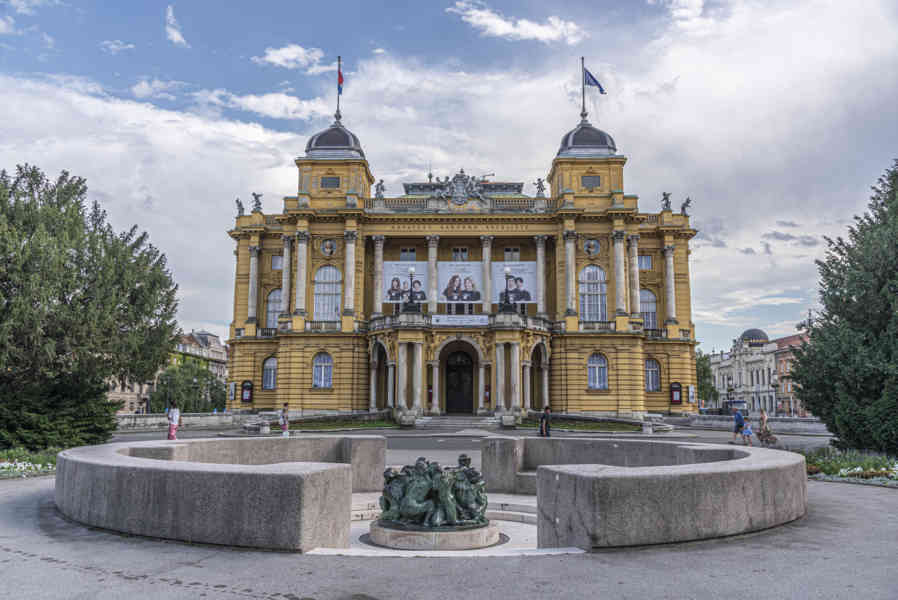 Croacia - Zagreb 21 - Teatro Nacional de Croacia.jpg